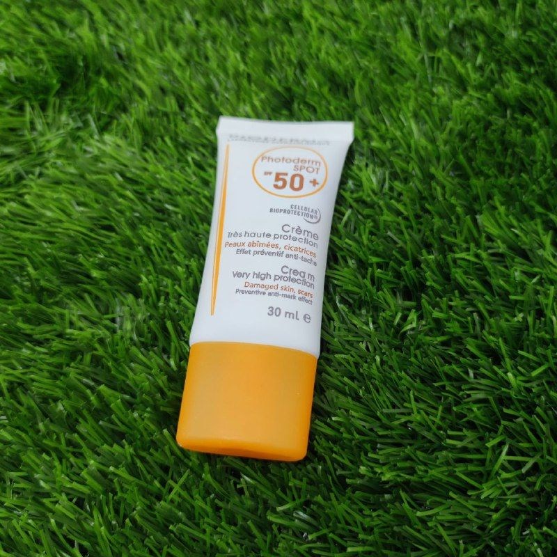 کرم ضد آفتاب بایودرما مدل فتودرم اسپات spf 50 حجم 30 میلی لیتر